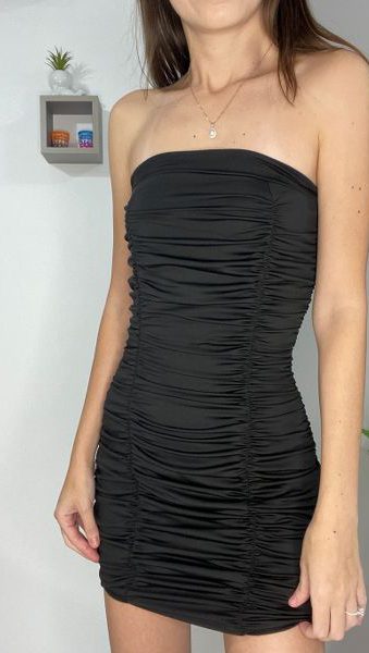שמלת מיני סטרפלס בצבע שחור עם בד נמתח