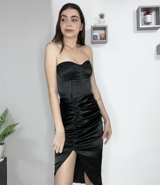שמלת מיני סטרפלס בצבע שחור עם מחוך